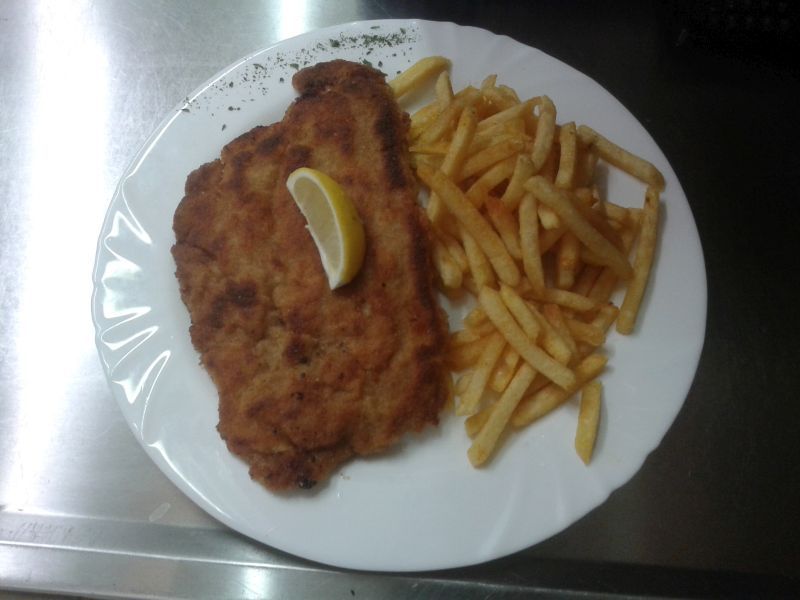 Schnitzel mit Pommes Freihof